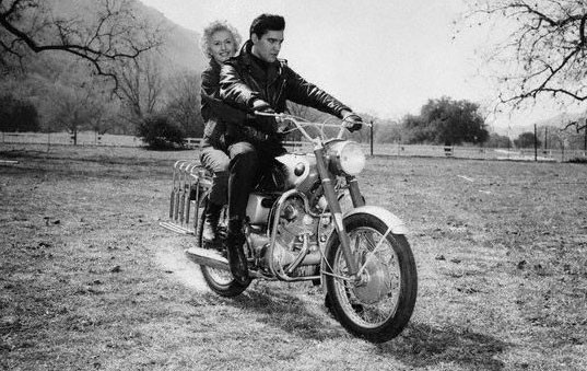 Elvis Presley và Barbara Stanwyck.